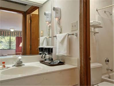 Super 8 By Wyndham Burlington Nc Motel Ngoại thất bức ảnh
