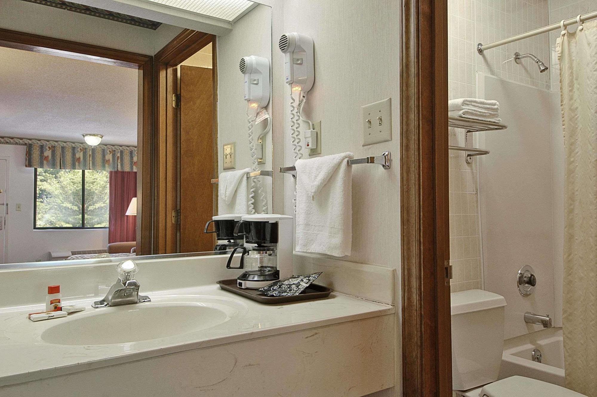 Super 8 By Wyndham Burlington Nc Motel Ngoại thất bức ảnh